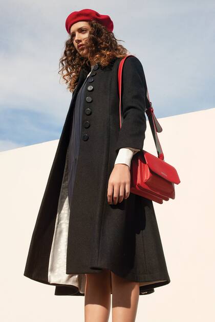 Bandolera de estructura rígida en ecocuero (Mishka), vestido de seda azul escote halter (Giesso), polera de morley (Las Pepas), tapado azul marino (Las Pepas)