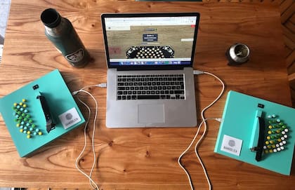 Bandólica es un teclado de bandoneón hecho en la Argentina que se conecta a un sitio especial y permite practicar sin tener el instrumento en la mano