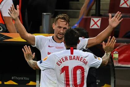 Banega asistió a Luuk De Jong en el segundo gol del 3-2 de Sevilla en la final contra Inter.
