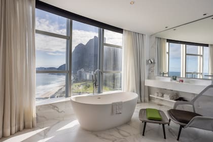 Bañera exenta y vista al mar en el Hotel Nacional