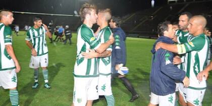 Banfield ganó bajo la lluvia