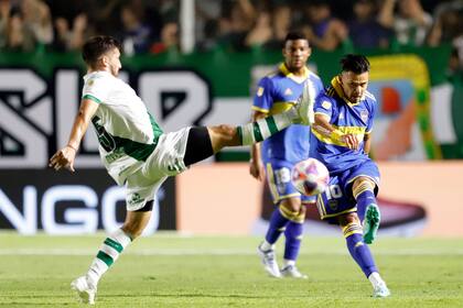 Banfield y Boca se miden en la cancha del Taladro, por la 7° fecha de la Liga Profesional de Fútbol; en la acción, Remedi marca a Oscar Romero