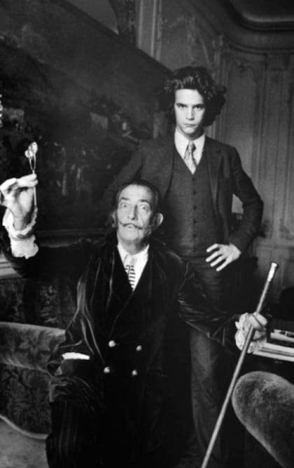 Banier entró muy joven en círculos artísticos y aristocráticos de París. A los 16 conoció a Salvador Dalí y, poco después, se vinculó con la mecenas Marie-Laure de Noailles. Publicó su primera novela a los 22 y empezó a abrirse camino como fotógrafo gracias al apoyo de la anticuaria Madeleine Castaing. Con los años, construyó una red de amistades célebres que incluyó a artistas, escritores, diseñadores y figuras de la alta sociedad, desde Picasso e Yves Saint Laurent hasta Mick Jagger, Johnny Depp y Vanessa Paradis