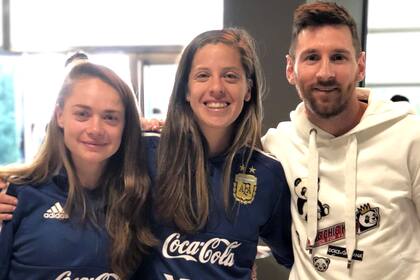 Banini y Messi con Ruth Bravos, la subcapitana, en el medio de ambos.
