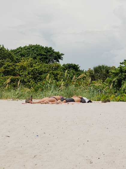 Bañistas durante una de calor en Key Biscayne Beach, en Florida, en julio de 2023. (Alfonso Duran/The New York Times)