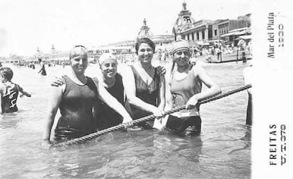 Bañistas en Bristol, en 1930