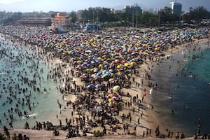 Bañistas en la playa de Macumba, en la zona oeste de Río de Janeiro, durante una reciente ola de calor.