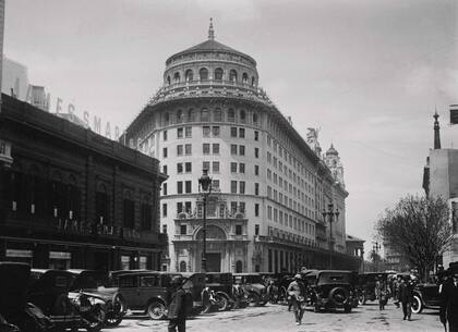 Bank of Boston en Florida 99. De estilo neoplateresco, recibió en 1925 el Premio Municipal a la mejor fachada. El pórtico estaba construido en piedra caliza traída desde el estado de Indiana y la puerta de bronce de 4 toneldas fue fabricada en Inglaterra
