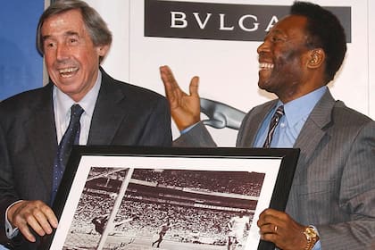Banks y Pelé, juntos en una conferencia en Londres en 2004; ambos muestran la enorme salvada del inglés en México 70, donde Brasil fue campeón.