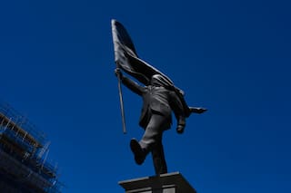 Banksy confirma autoría de estatua en el centro de Londres de un hombre cegado por una bandera