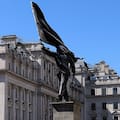 Banksy reaparece en el centro de Londres con la escultura de un hombre que avanza sin ver