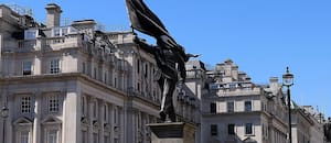 Banksy reaparece en el centro de Londres con la escultura de un hombre que avanza sin ver