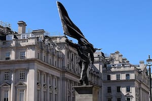 Banksy reaparece en el centro de Londres con la escultura de un hombre que avanza sin ver