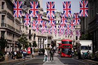 Banksy instala una estatua de un hombre con una bandera en el centro de Londres