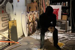 Banksy y su taller tal como se ven en el documental Exit Through the Gift Shop, recreados en la muestra de La Rural