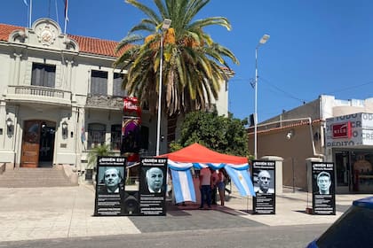 Banners con las caras de los jueces de la Corte en la puerta de la gobernación de La Rioja