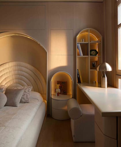 Baño en suite con vistas al mar. Revestimiento en piedra clara y grifería minimalista realzan el lujo.