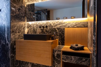 Baño revestido en granito Amadeus, con terminación Leather. Desarrollado por marmolería Giannetta en el espacio de Adriana Randazzo.