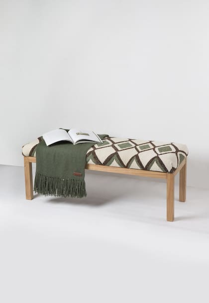 Banqueta con almohadón recubierto en tejido de lana de oveja realizado por comunidades Qomle'ec y chalina en fibra de llama de comunidades de Abra Pampa.