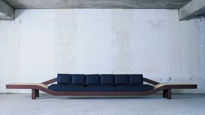 Banqueta creada para la residencia del embajador de Japón, reversionada por la firma Ives Saint Laurent Ph Gza Yves Saint Laurent