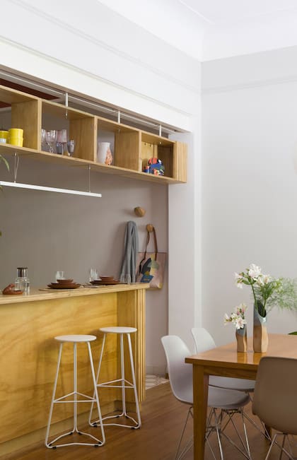 Banquetas (Cúmulo). Juego de vajilla sobre la isla (Colbo).