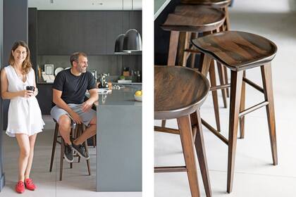 Piso de porcelanato ‘Brera Argilla’ de 0,60x1,20m (Ilva) e isla de Intecstone gris cemento (Marmolería Álvarez), el mismo material de la mesada y la alzada. Banquetas de guayubira ‘Tractor Barstool’ (Costa Cano Muebles). Lámparas colgantes ‘Dexter’ (Ikon).