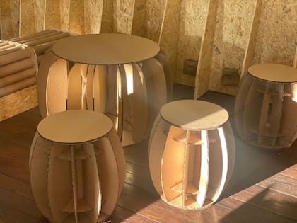 Banquetas desarrolladas para recepciones empresariales: se realizan en cartón corrugado sustentable y muy resistente