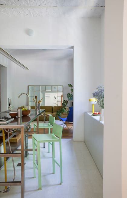 Banquetas ‘Trama’ (Caos). Colgante lineal (Flora Oficina). Lámpara amarilla (Ikea). Piso granítico (Moltrasio)