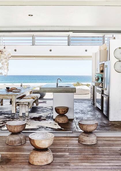 Banquitos de munggur, un árbol tropical que se cultiva en Indonesia para uso comercial.