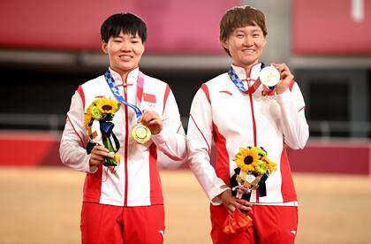 Bao Shanju y Zhong Tianshi con las medallas en el velódromo en Izu (Photo by Peter PARKS / AFP)