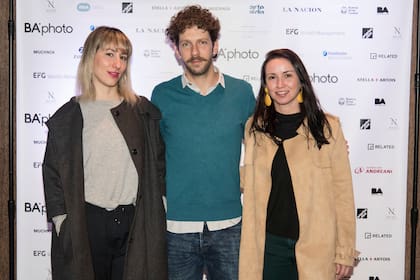 Gabriel Bitterman, director de Quimera, con Sol Echevarría, de Acéfala, y Celina Pla, de Espacio Pla