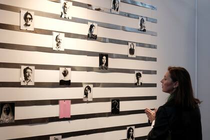 Marcela Marcuzzi observa los registros de la performance de Vivian Galban