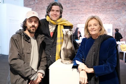 La galerista Cecilia Caballero con la obra que compró, realizada por el artista español Alfredo Rodríguez. En el centro, el galerista Jacobo Fitz-James Stuart, de Espacio Valverde