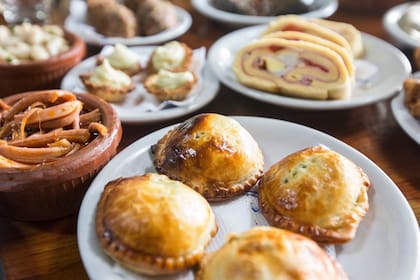 “Seguimos con la picada de Hugo y Rubén: más de diez platos fríos, después los calientes, y al final servimos pan dulce con sidra tirada aclaran en el Café de García.
