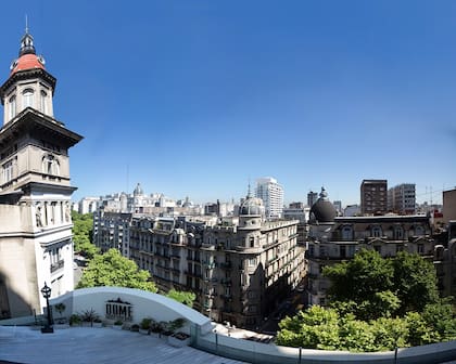 Bar en las alturas y la vista de las cúpulas de la zona de Congreso