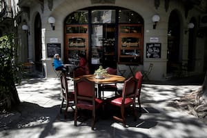 Volvieron las tazas de café gigantes de un centenario y ahora renovado bar notable