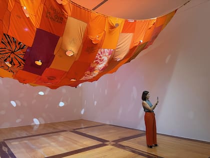 "Bara bara (Divisor Pirata Naranja)" (1980), de Pía Camil