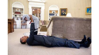 Barack Obama juega con Ella Rhodes, hija del Asesor de Seguridad Nacional Ben Rhodesen su oficina de la Casa Blanca el 30 de octubre de 2015.