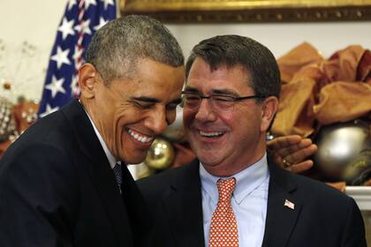 Barack Obama y Ashton Carter, tras la nominación; si el Senado lo aprueba, Carter sucederá a Chuck Hagel como secretario de Defensa