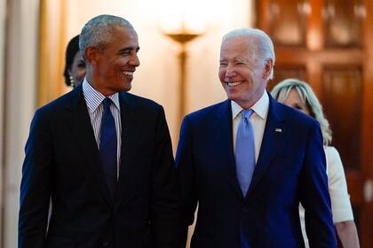 Barack Obama y Biden, el año anterior. En 2011, Biden cerró una negociación por el techo de la deuda que terminó con una rebaja en la calificación de la deuda. (Foto AP /Andrew Harnik)