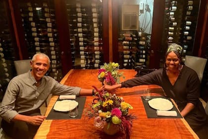 Barack y Michelle Obama, en la bodega de su casa en Chicago, la postal que eligió el expresidente para celebrar a su mujer