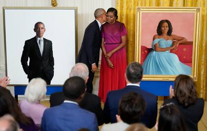 Barack y Michelle Obama regresaron a la Casa Blanca para descubrir sus retratos oficiales