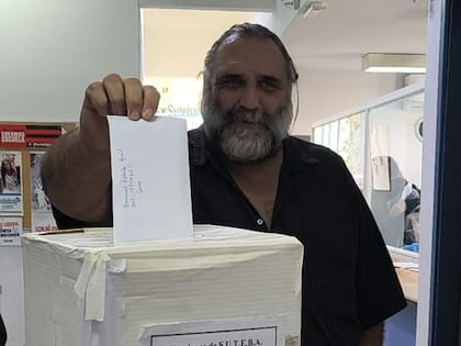 Baradel, ayer, al votar en las elecciones del Suteba