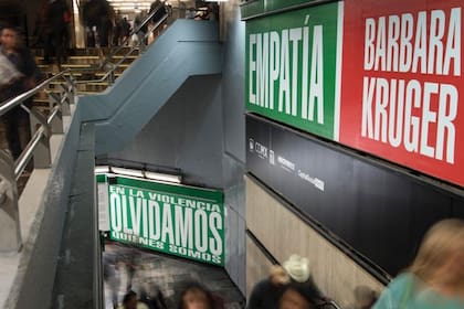 Detalle de Empatía, intervención realizada por Barbara Kruger en el subte de México en 2016