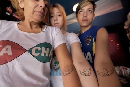 Bárbara, Ailén y Mauro, con el tatuaje que se hicieron en honor a Lucía, la abuela materna que fue la primera en llamar a su nieto con su nombre autopercibido