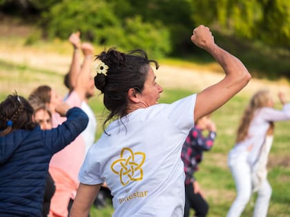 Bárbara Ardiles, a cargo de la clase grupal de danza corporal de centros de energía