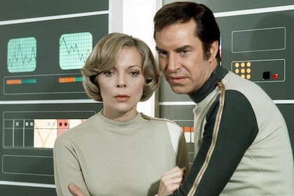 Barbara Bain y Martin Landau, protagonistas de Cosmos: 1999