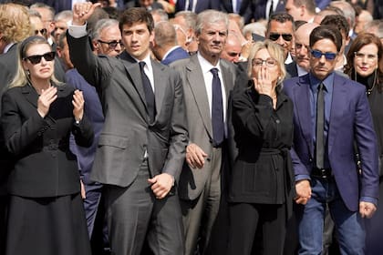 Barbara Berlusconi, Luigi Berlusconi, Marina Berlusconi y Pier Silvio Berlusconi asisten al funeral de Silvio Berlusconi el 14 de junio de 2023 en Milán, Italia