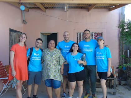 Bárbara Bonelli (izq.), durante una de las recorridas de Hábitat para la Humanidad Argentina, ONG que dirige