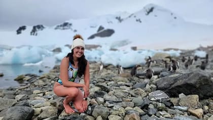 Bárbara con los pingüinos, a los que extraña, si los deja de ver mucho tiempo